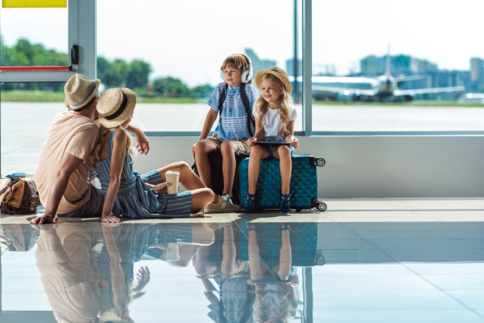 Å ta med barna på ferie trenger ikke å bare være stress. FOTO: Envato