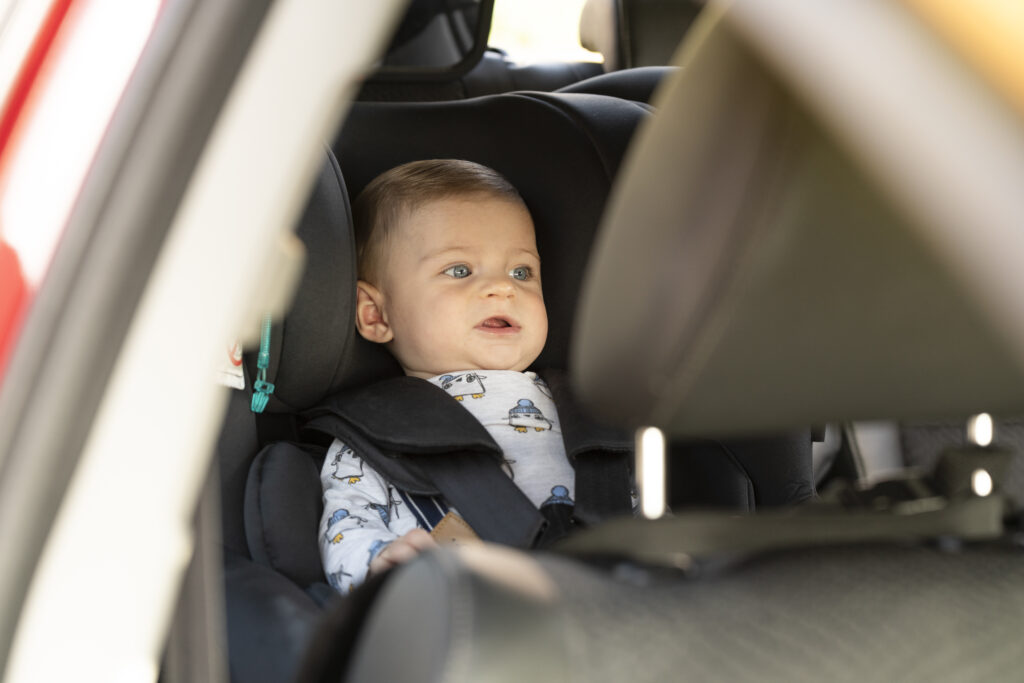 Ja, denne babyen sitter feil vei i setet. Ikke bra, så små barn skal alltid sitte bakovervendt. FOTO: Envato