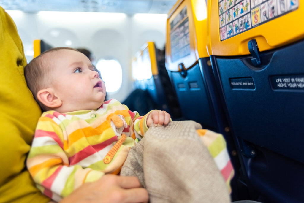 Ta med baby på fly! Kanskje ikke på Ryanair da, hvis de finnes lenger. FOTO: Envato