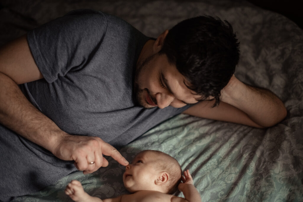 Pappa og nyfødt baby
