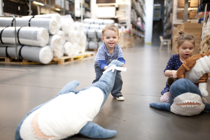 Barn som leker på IKEA eller et varehus som ligner i hvertfall
