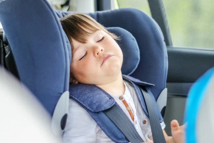 Små barn skal sitte bakovervendt i bil. FOTO: Envato