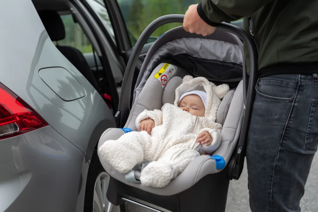 Tre måneder gammel baby i bilstol. FOTO: Shutterstock