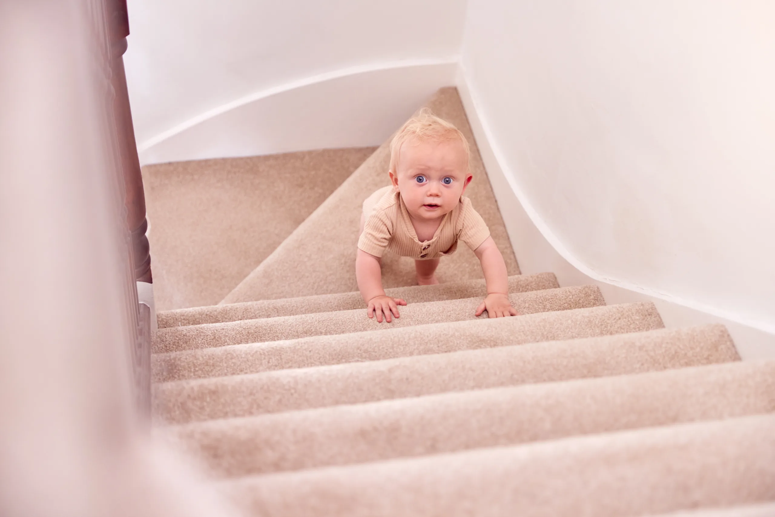 Trappen kan by på mange bekymringer for småbarnsforeldre på besøk. FOTO: Envato