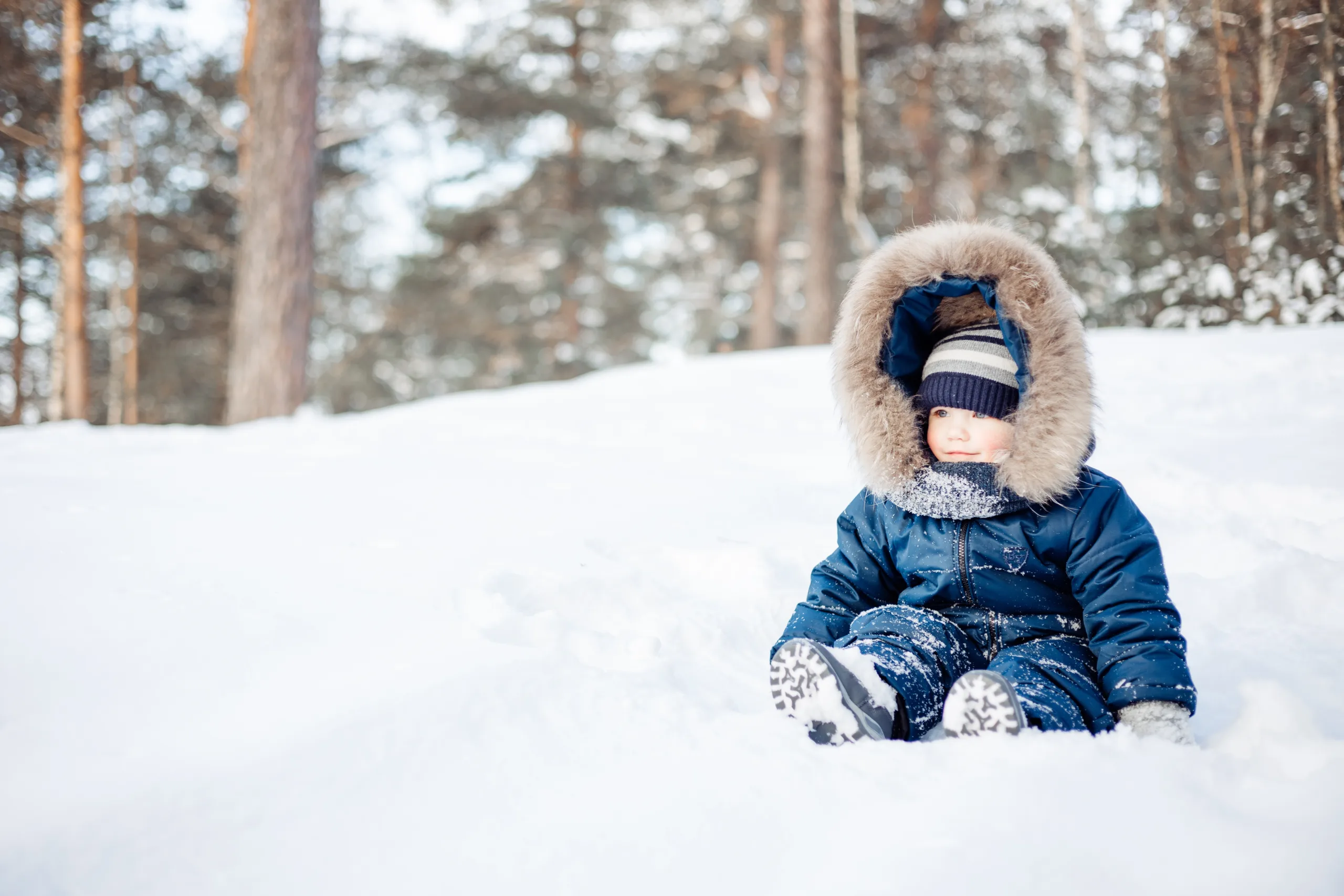 Å kle på barna om vinteren er ikke alltid like lett. FOTO: Envato