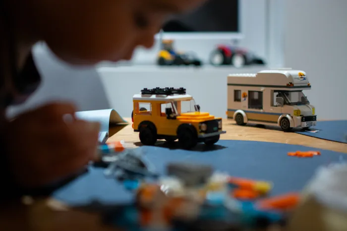 Å bygge LEGO er en fin aktivitet for barn som bidrar til kreativ tenkning og problemøsning