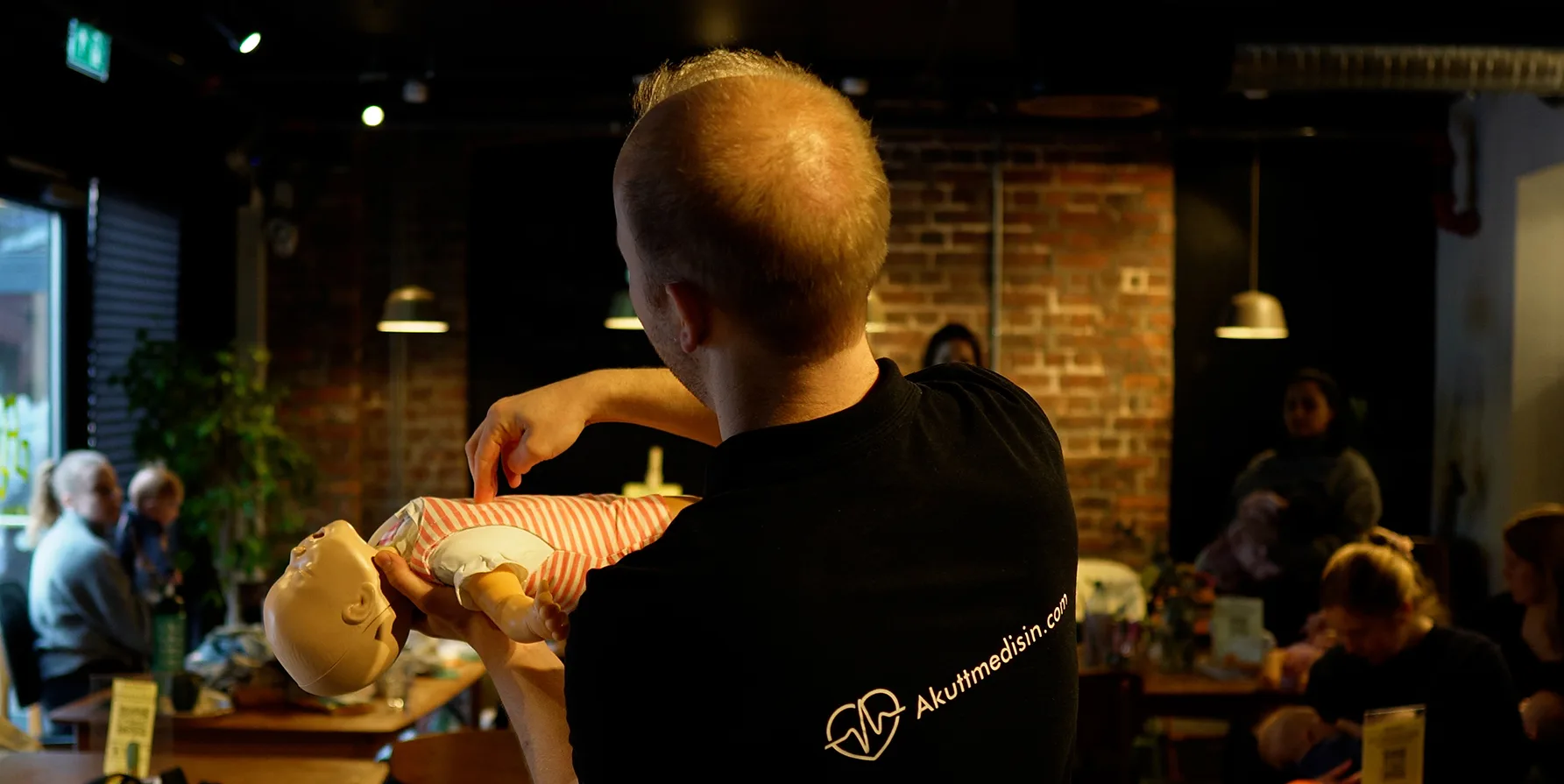 Tommy Bysveen holder førstehjelpskurs for nye foreldre.