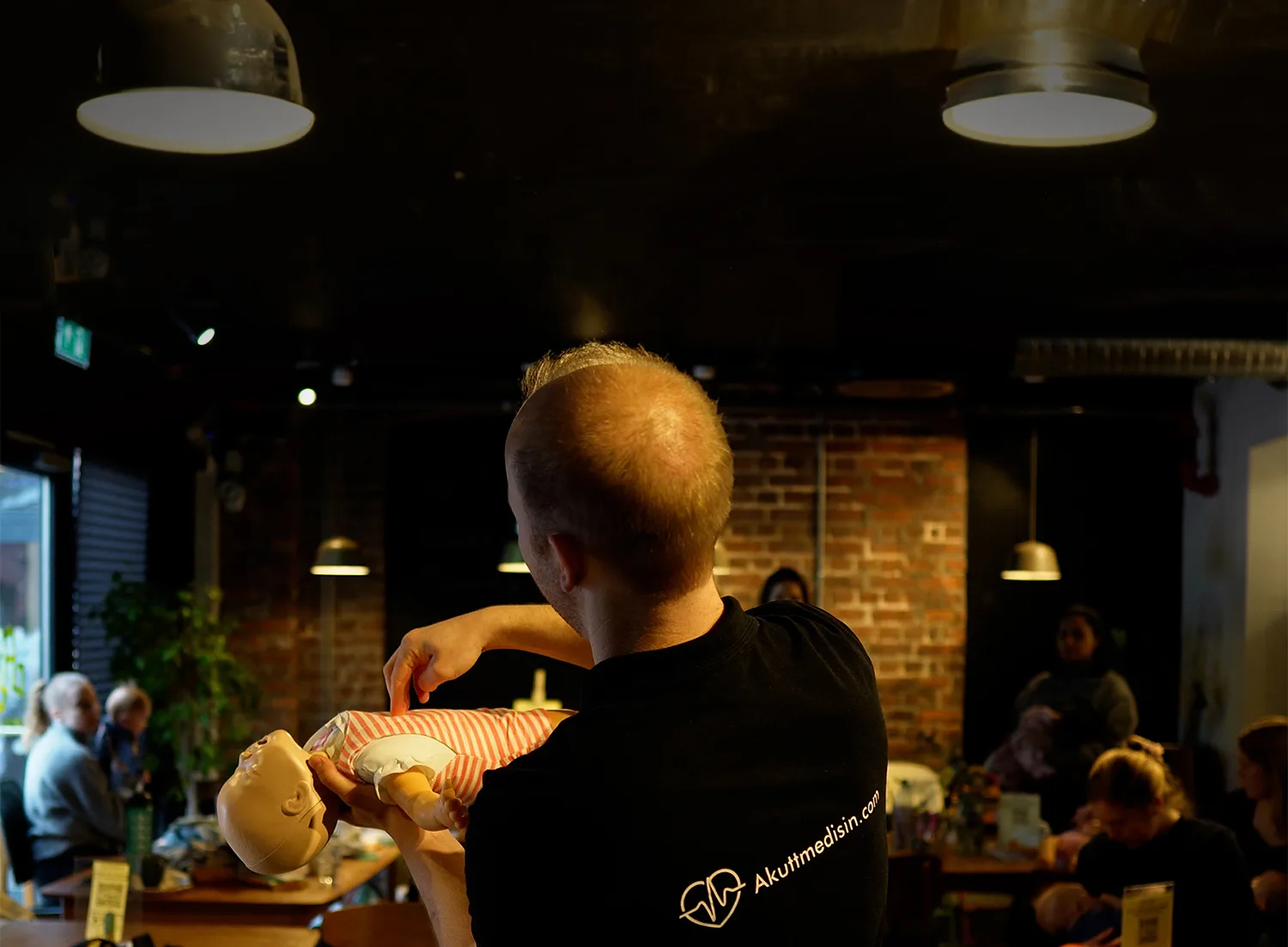 Tommy Bysveen fra Akuttmedisin.com holdt førstehjelpskurs for småbarnsforeldre.
