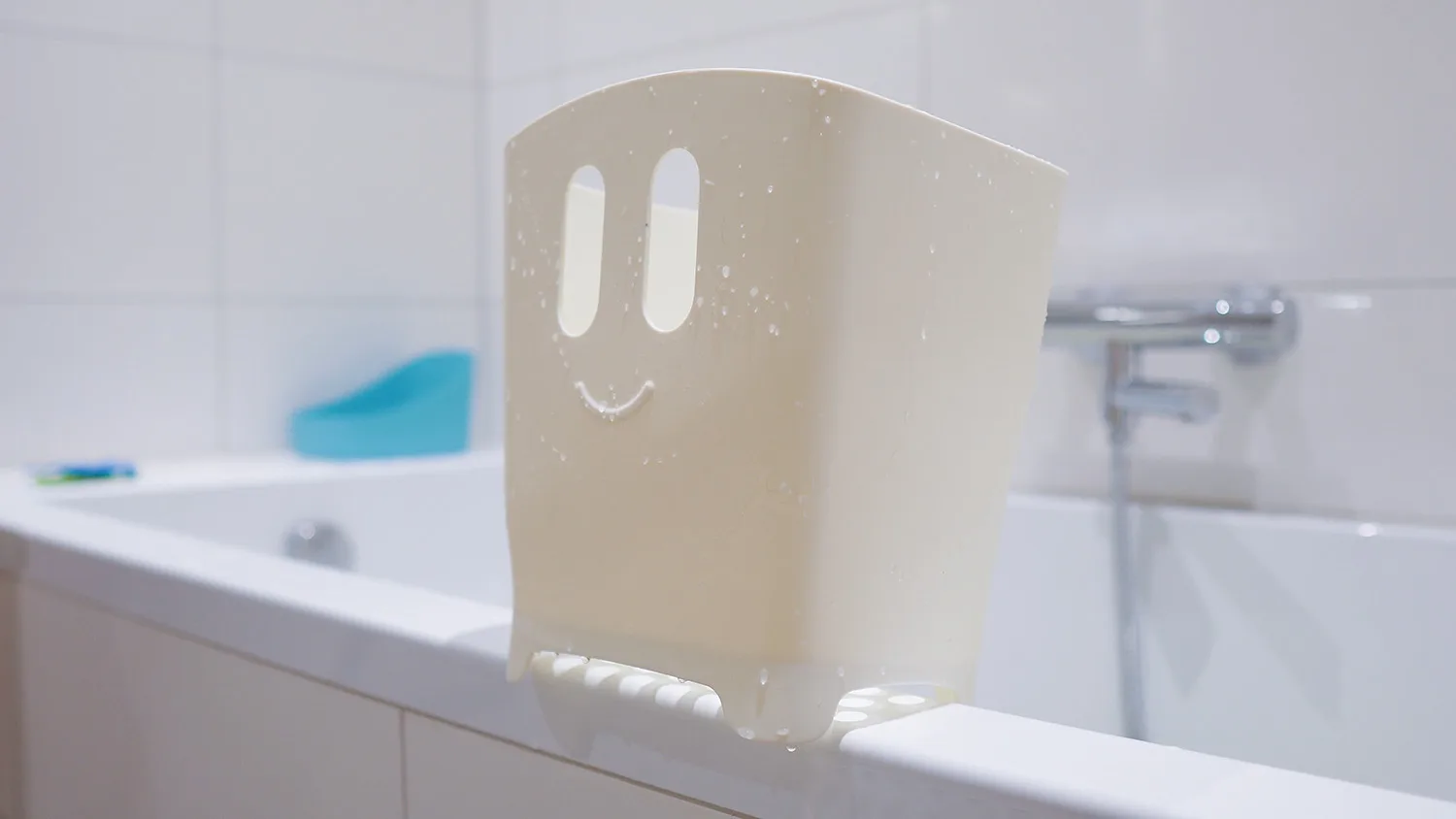 Øynene fungerer som håndtak, og denne holder det ryddig i badekaret.