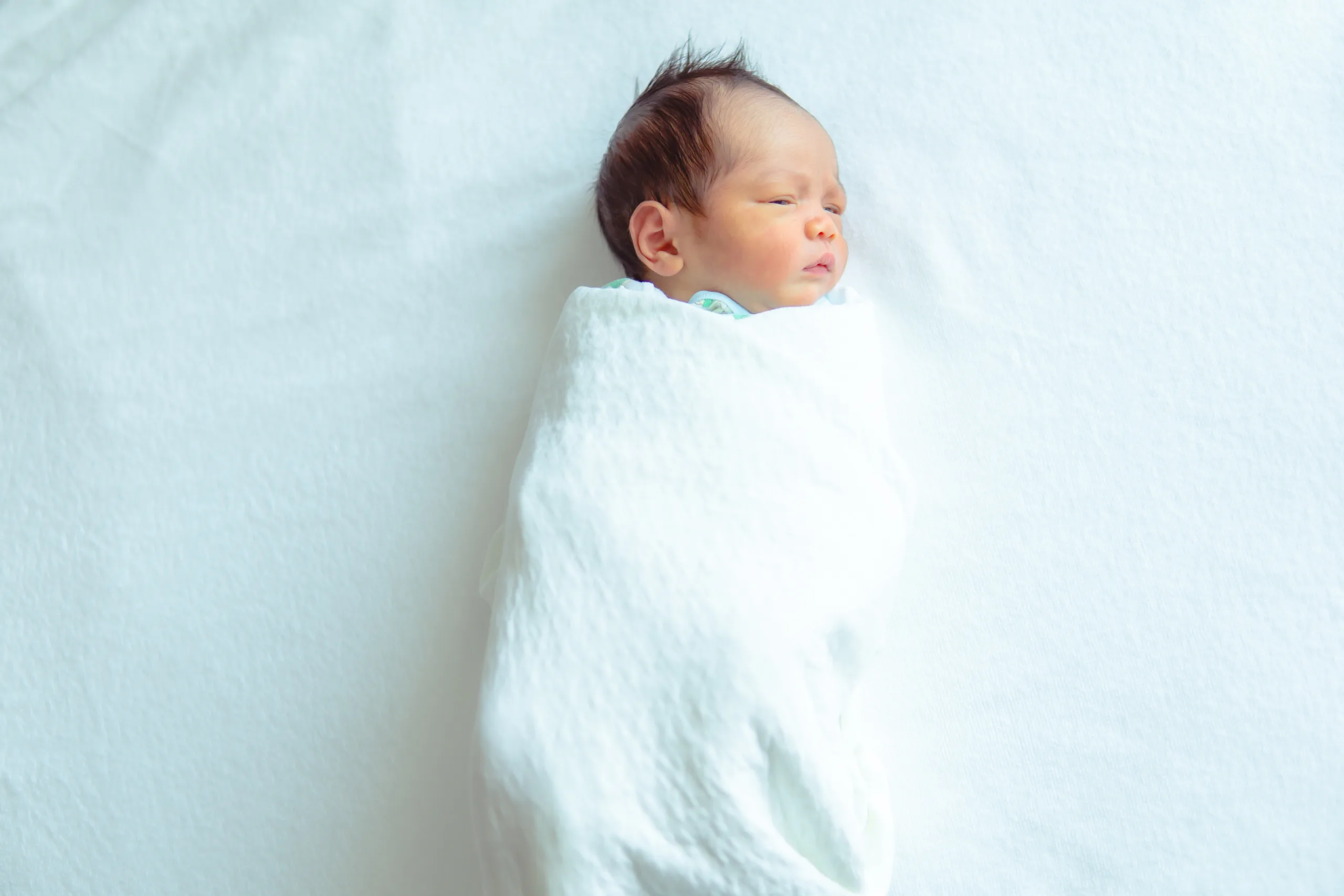 Babyburrito. Å pakke babyen godt og stramt inn kan hjelpe mot kraftig Moro-reflekser. FOTO: Envato