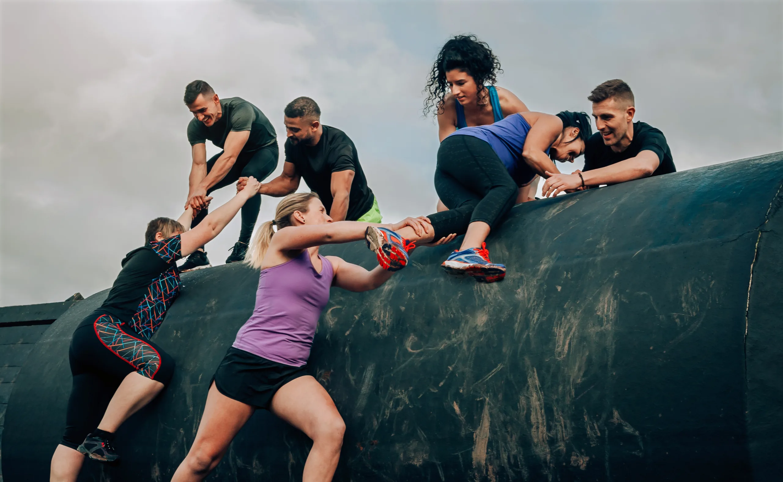 Obstacle course racing eller terrenghinderløp handler om å utfordre deg selv. Og samarbeide med andre.