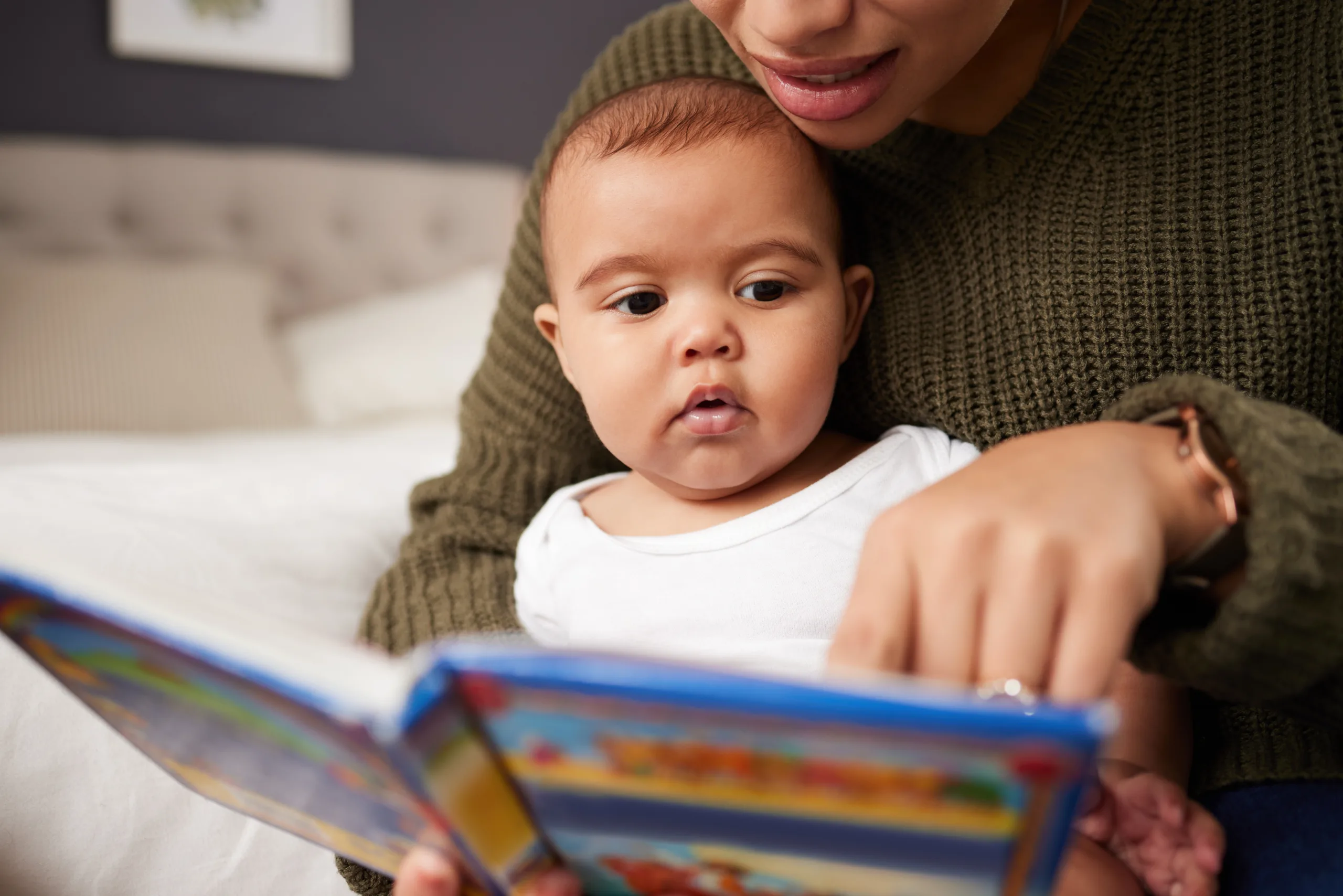 Å lese høyt for babyen din har bare positive sider. FOTO: Envato