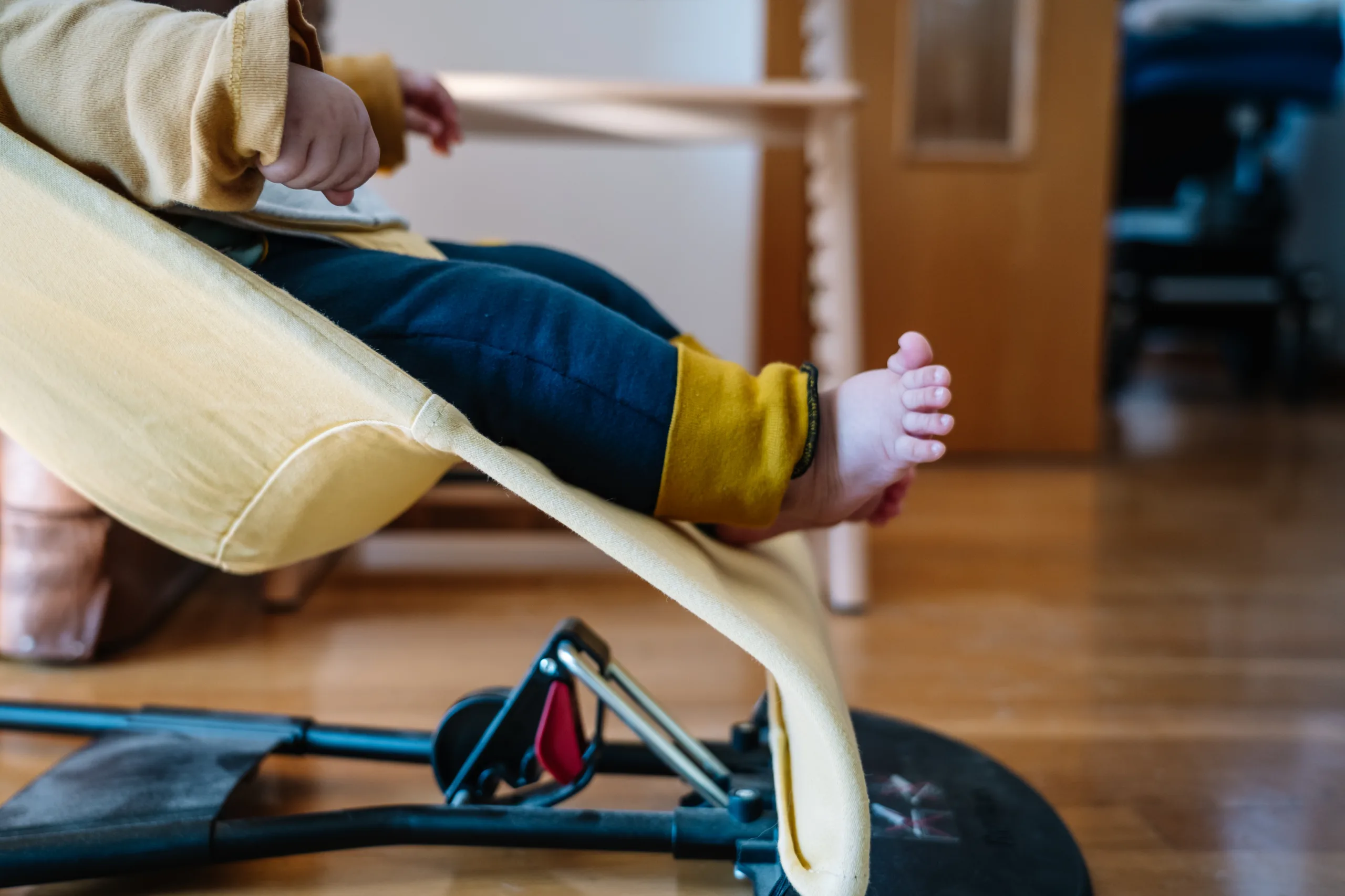 Sitter og chillern i en Babybjörn vippestol. FOTO: Envato