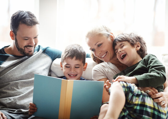 Personlige gaver til småbarnsforeldre og barnefamilier. Bøker, smykker og sjokolade. ILL.FOTO: Envato