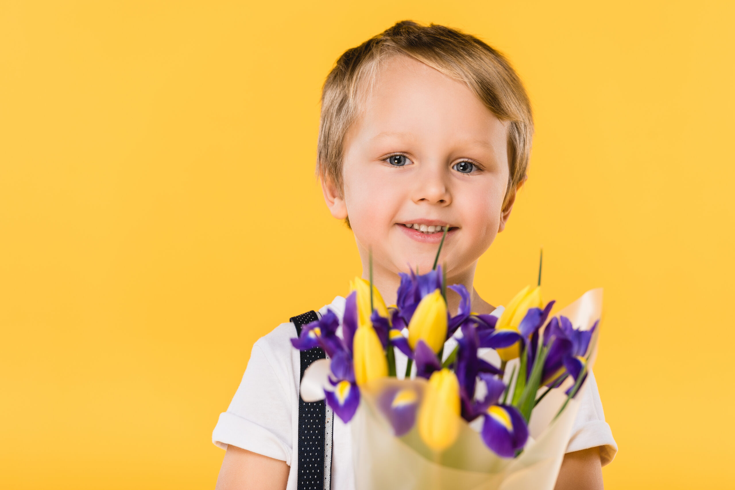 Blomster små. Gule, blå. Er fin gave til lærer eller skole ILL.FOTO: Envato