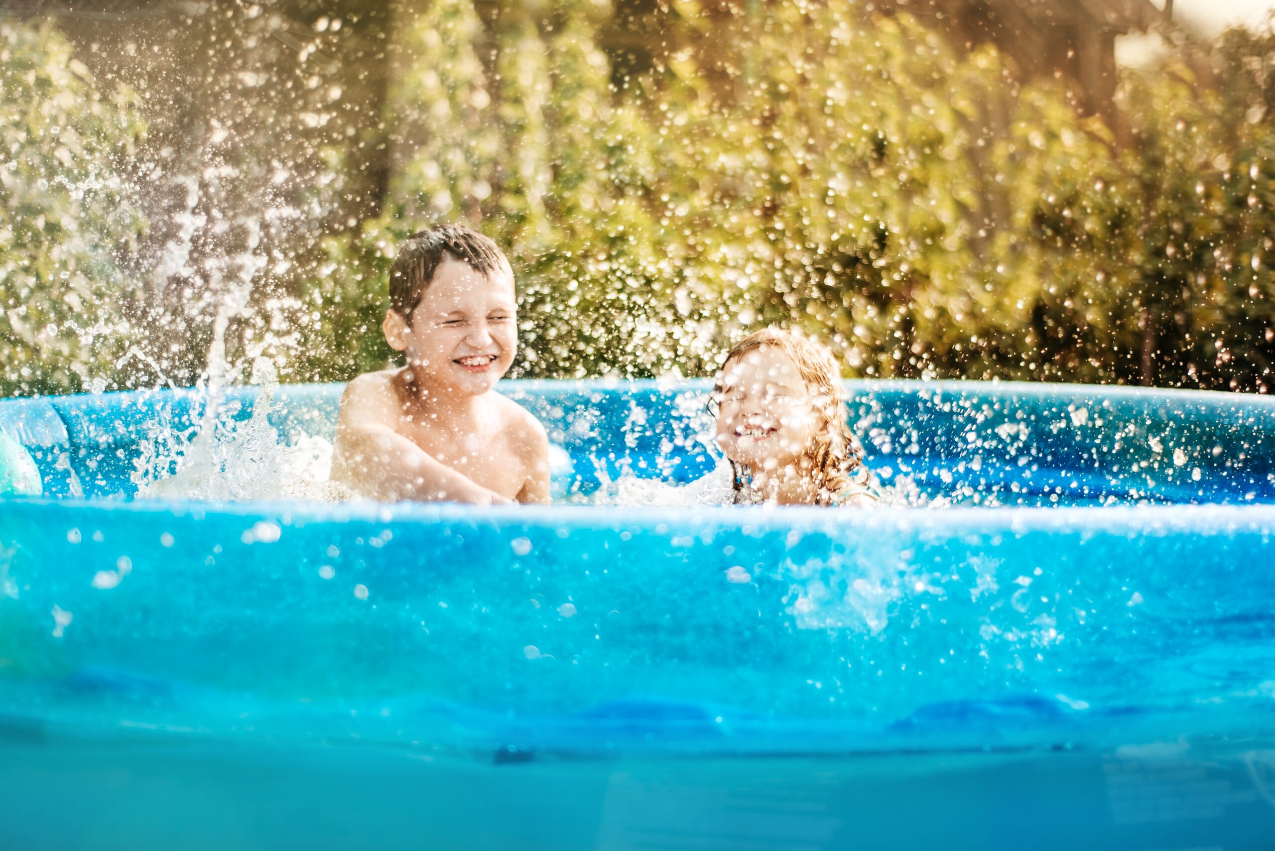 Rammebasseng og oppblåsbare badebasseng er utrolig gøy på varme sommerdager. ILL.FOTO: Envato