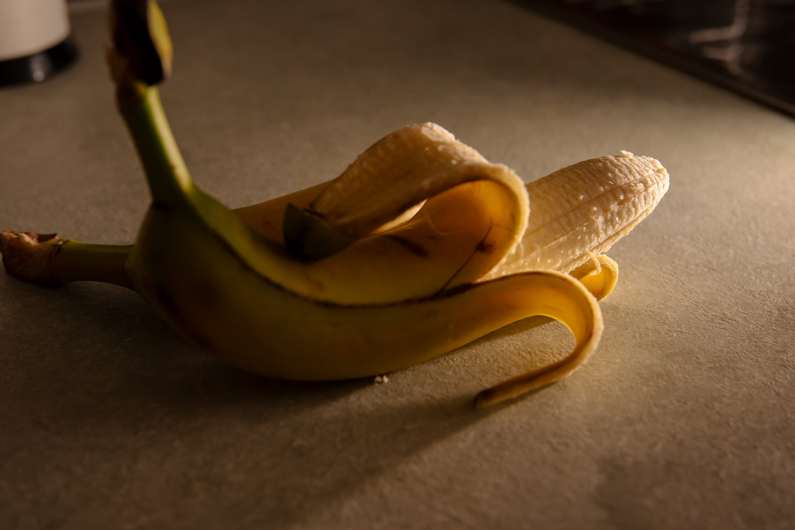 Bananer som ligger på benken og chiller - de bare venter på bananfluer og andre småkryp.