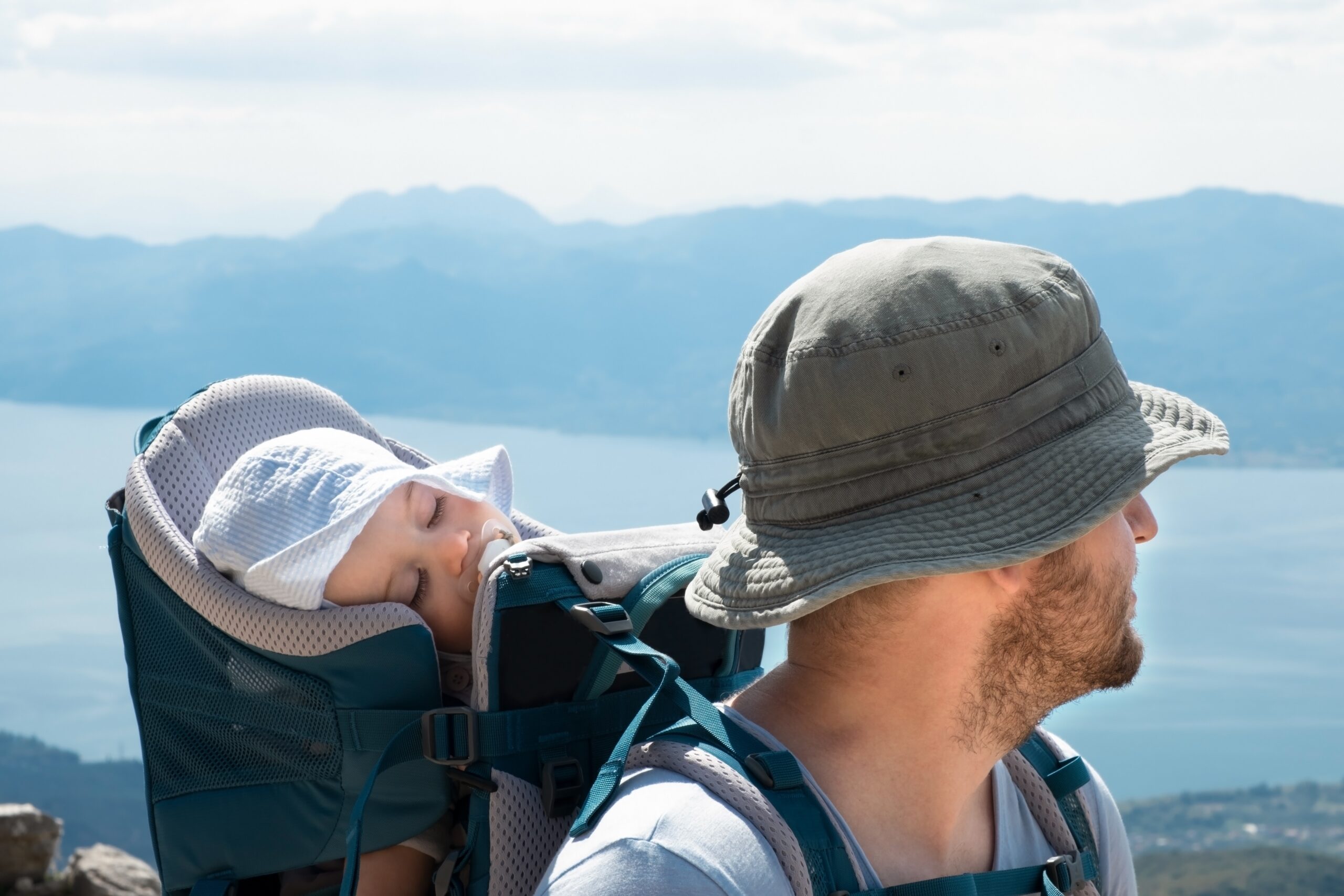 Bæremeis eller bæresele? Hva bør du velge? FOTO: Envato