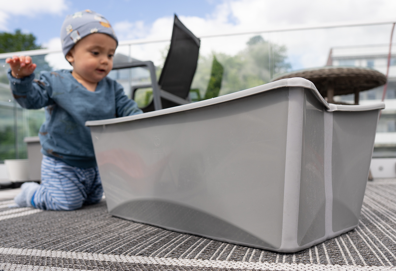 Stokke Flexi Bath fungerer også som minibasseng ute. FOTO: BLIPAPPA.NO